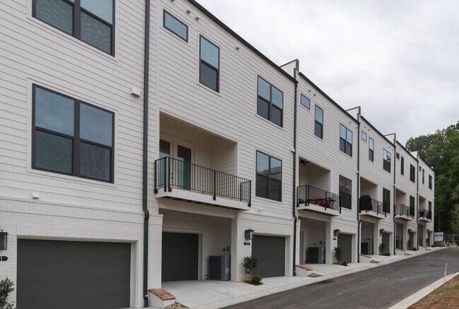 Building Photo - Immaculate, new 3BR/3.5BA townhome in The Maxwell community in Alpharetta GA.