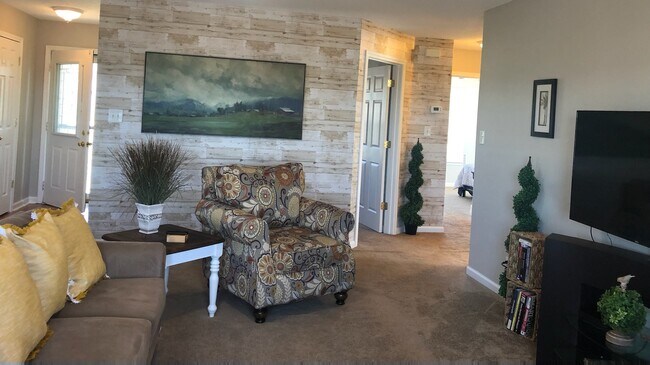 Large living room! - 603 Avondale Rd