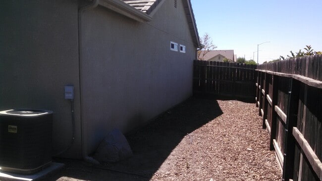 Building Photo - Beautiful home located in a court!