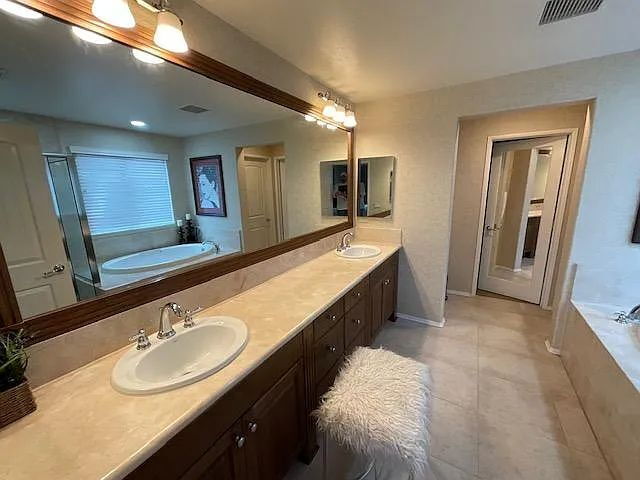 Building Photo - Immaculate 5-Bedroom Executive Home in Desirable Plum Canyon