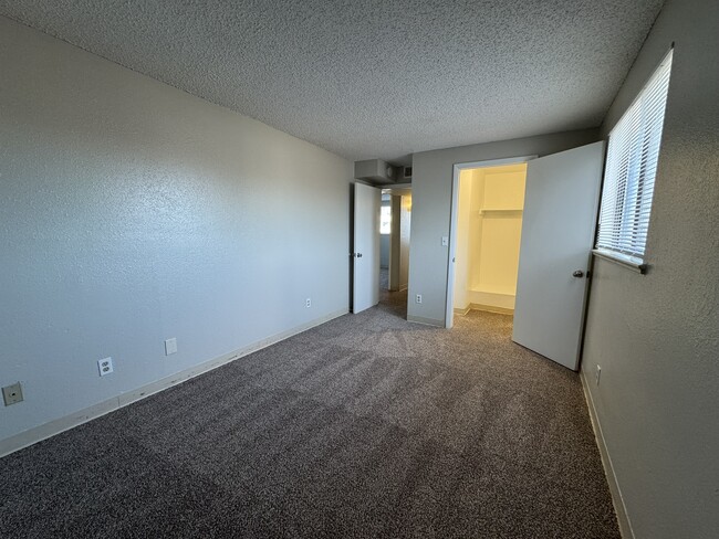 Building Photo - Spacious Split level 3 Bed/2 Bath Town hom...