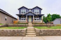 Building Photo - 4/2.5/2 Walking Distance to Downtown