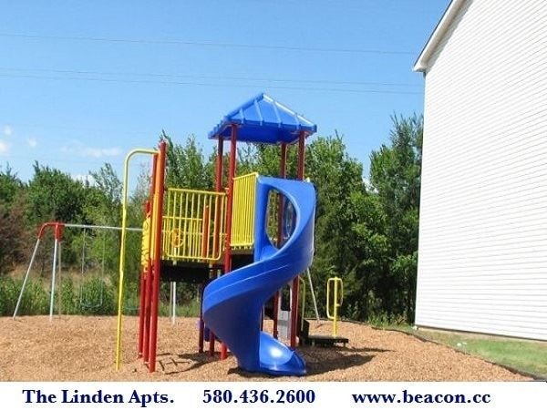 Building Photo - 1315 N Oak Ave