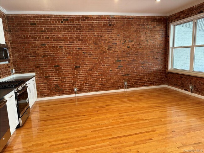 Building Photo - 562 39th St