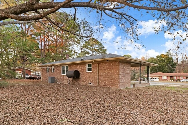 Building Photo - MOVE-IN READY! 3 BR, 1 BA Brick Ranch *EXCELLENT Wayne Mem. Drive Location!*