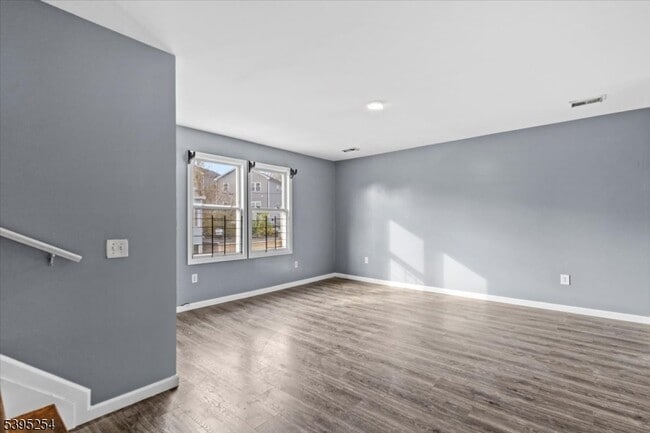 Building Photo - 132 E Main St