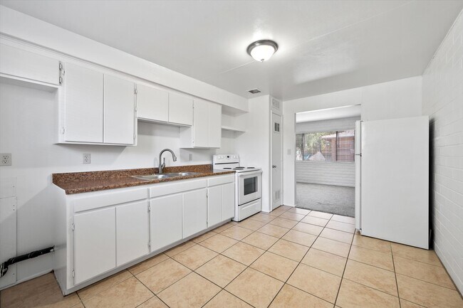 Building Photo - 4525 E Bellevue St