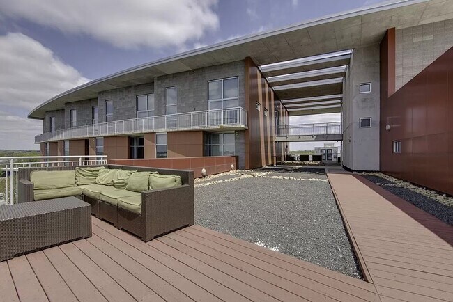 Building Photo - 1 Bed/1 Bath Condo at 5th and Main, Assigned Parking, Washer/Dryer/Covered Balcony