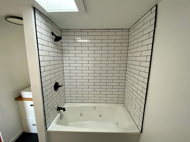 Full bathroom - 531 Burleigh Ave