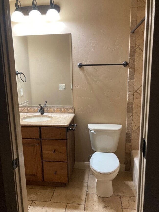 Building Photo - Cedar Park Townhome