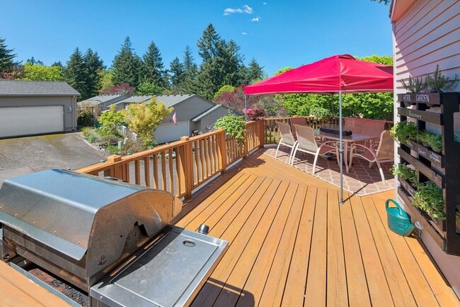 Building Photo - Bright and Airy 3 Bed, 2.5 Bath Stunning H...