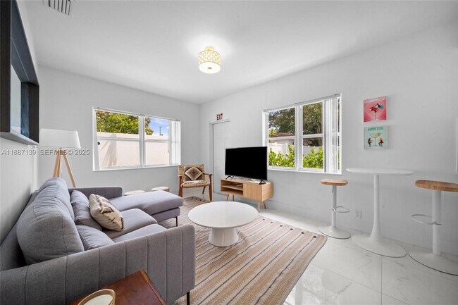 Building Photo - 1625 Hollywood Blvd