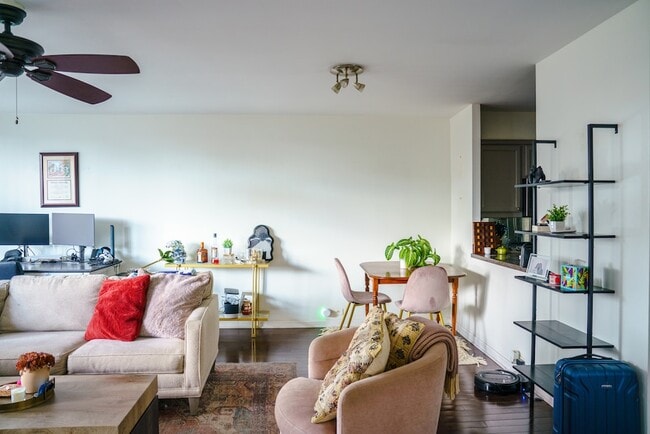 Building Photo - 1560 N Sandburg Terrace