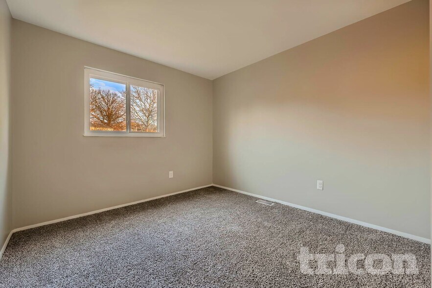 Building Photo - 12345 Bonfire Dr