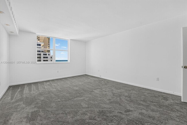 Building Photo - 5001 Collins Ave