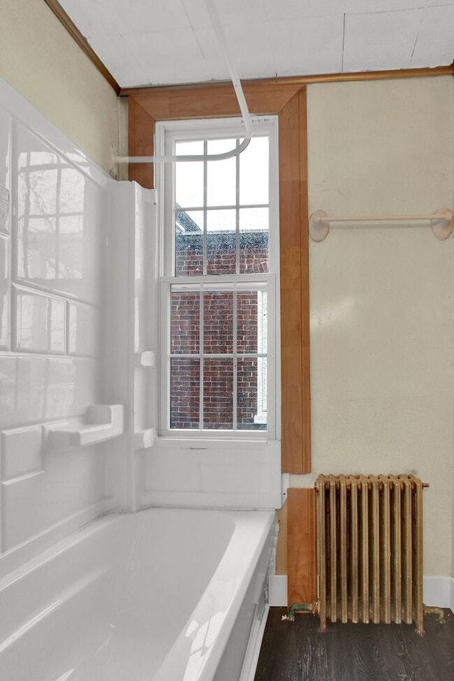 Building Photo - Spacious 4 Bedroom, 1 Bath Home in North York!