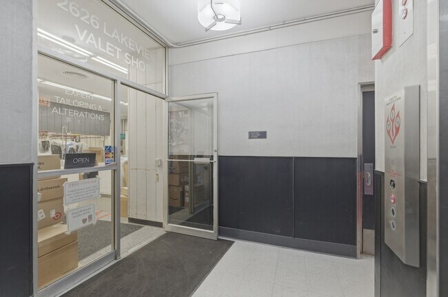 Building Photo - 2626 N Lakeview Ave