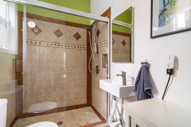 Building Photo - 938 21st Ave