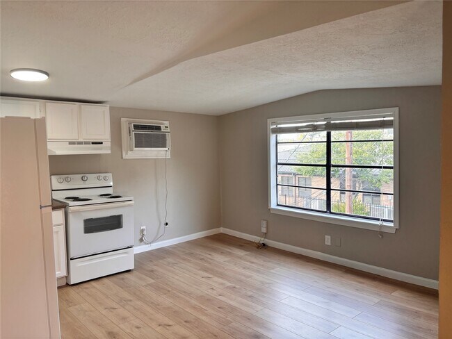 Building Photo - 216 Redan St