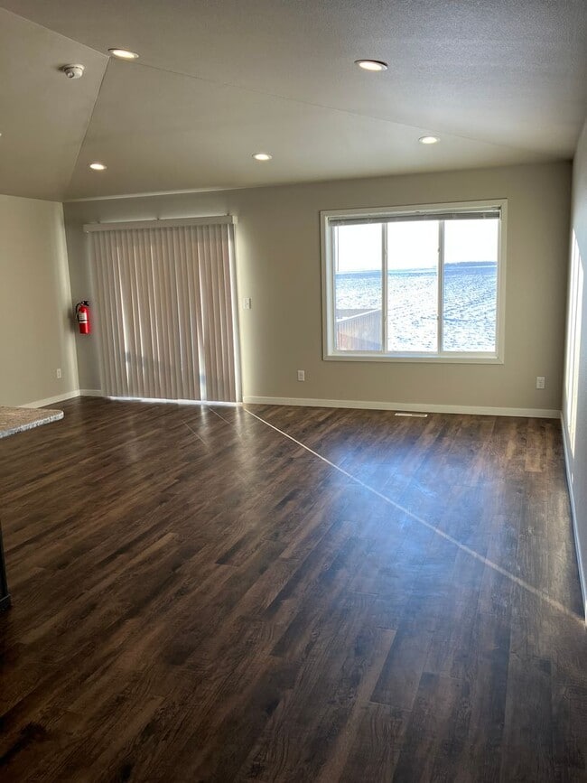 Building Photo - 4 Bed 3 Bath Single Family Home