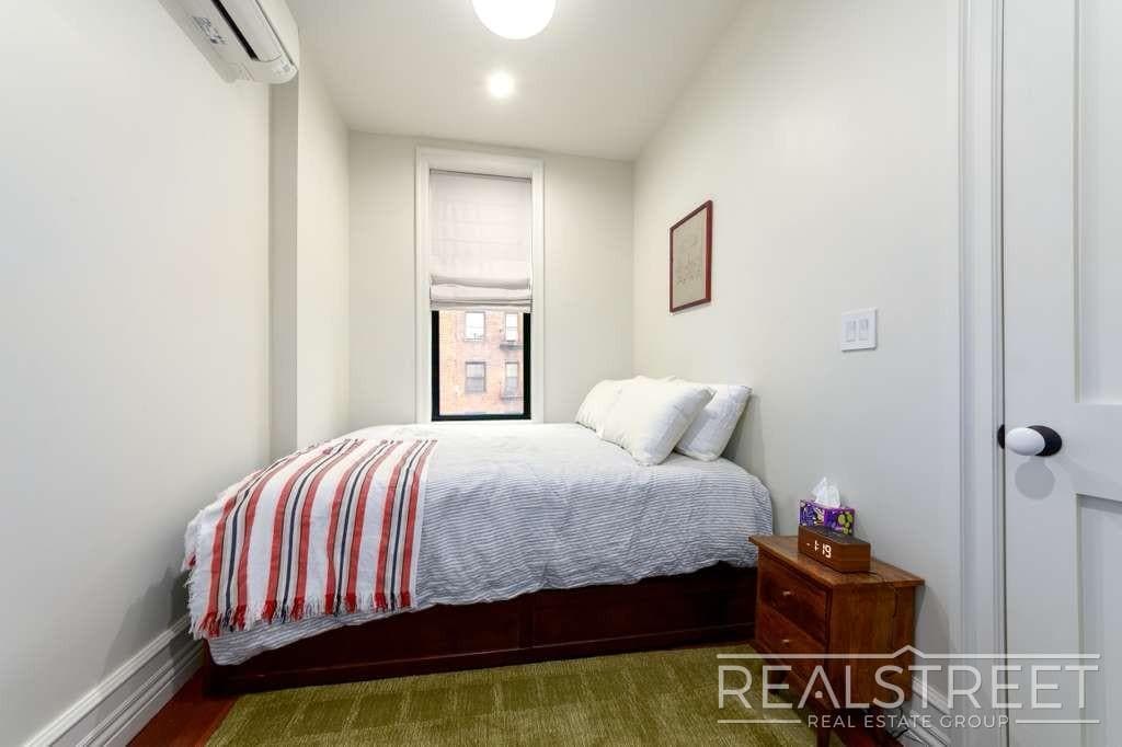 Building Photo - Refined Top-Floor 3-Bed Home in a Restored...