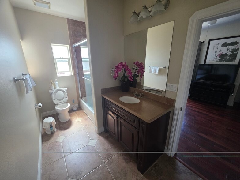 2nd bathroom - 5102 La Palma Ave