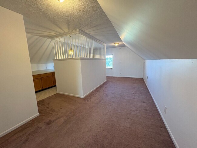 Building Photo - SPACIOUS & Beautiful Home Just Outside She...