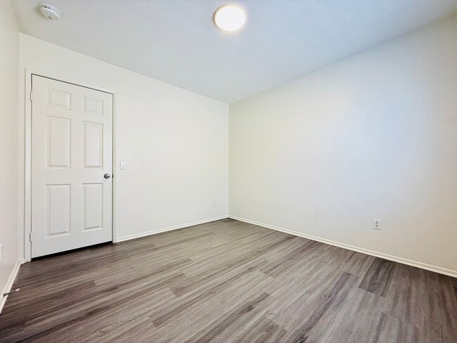 Building Photo - 44608 Avenida Linda