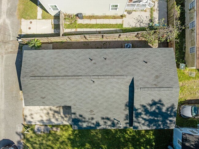 Building Photo - Charming Single-Family Home