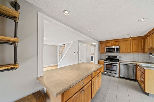 Building Photo - 28 Hillside Ave