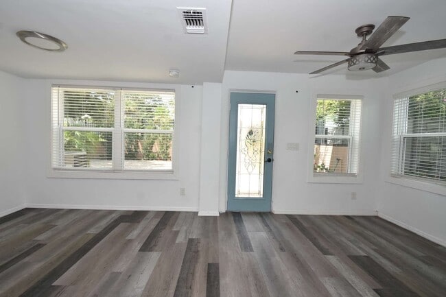 Building Photo - 403 N Oleander Ave