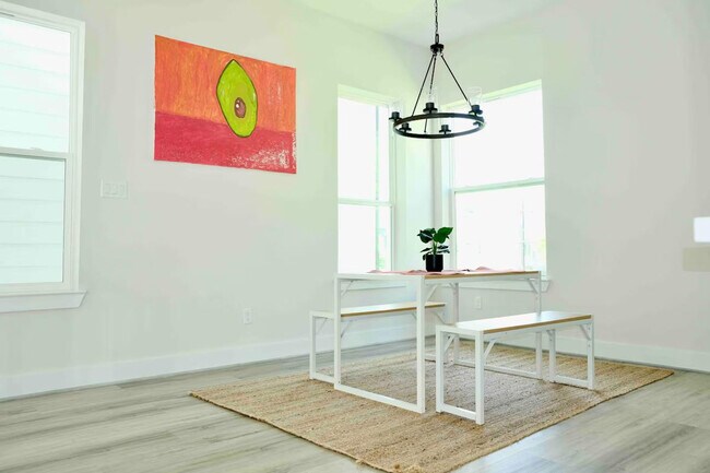 Building Photo - 2304 Live Oak St