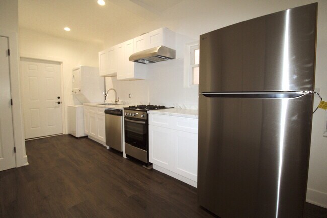 Building Photo - 825 N Hermitage Ave