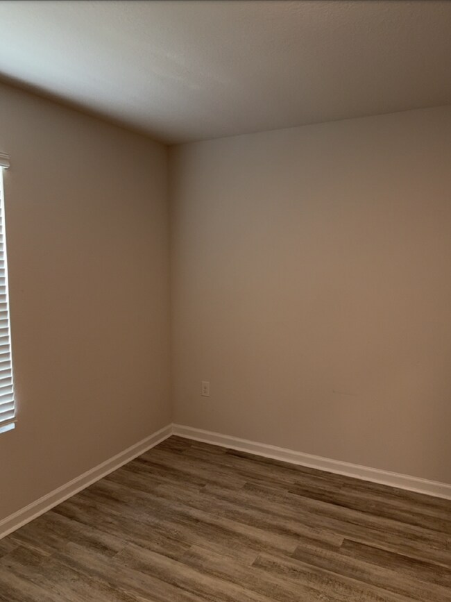 Building Photo - Charming 2-Bed Home in Cantonment - Cozy Retreat!