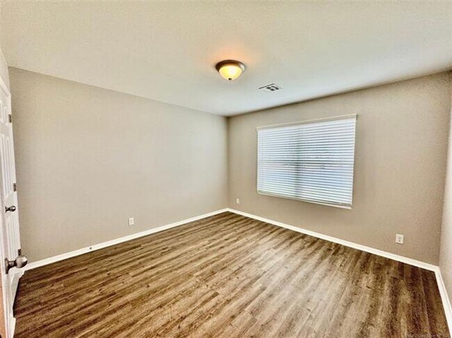 Building Photo - 4 bed/2 bath newer construction in prime location in Claremore!