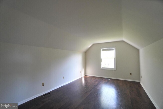 Building Photo - 104 Hidden Creek Dr