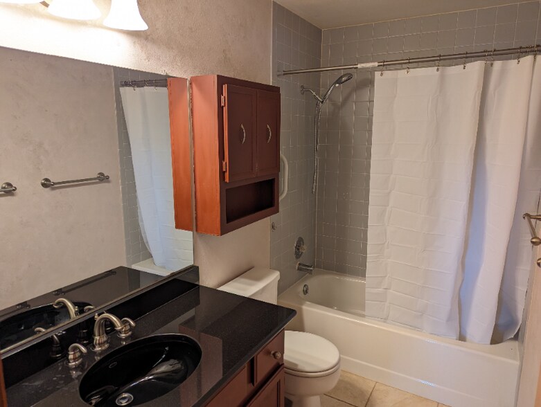 Building Photo - 2450 Hampshire Rd