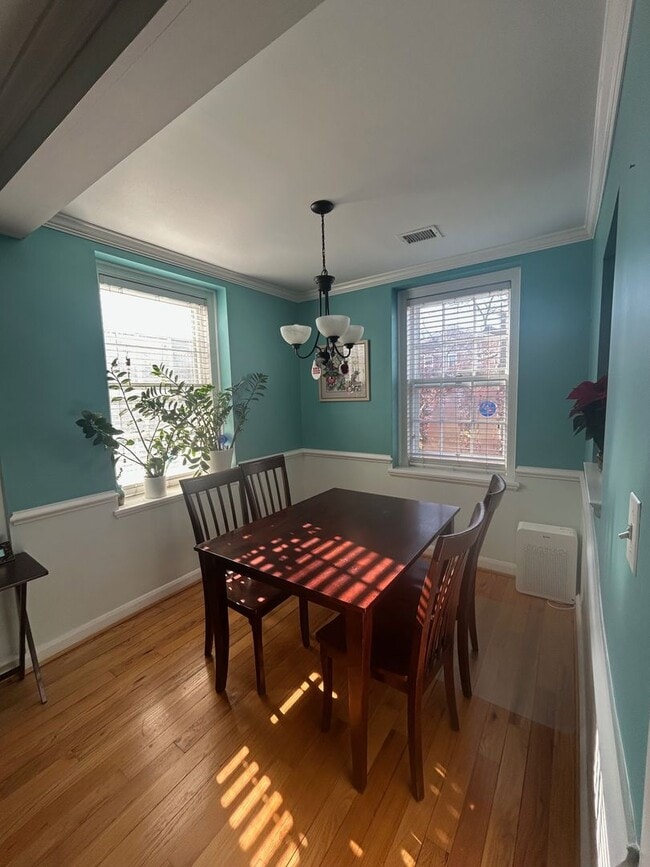 Building Photo - Updated 1BR in Inconic McLean Gardens Available mid-February!
