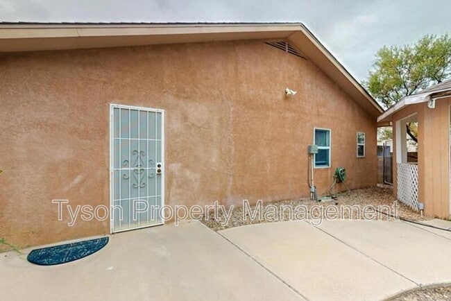 Building Photo - 3013 Taos Meadows Dr NE