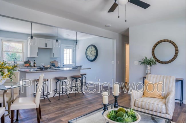 Building Photo - 2204 Emerson Pl