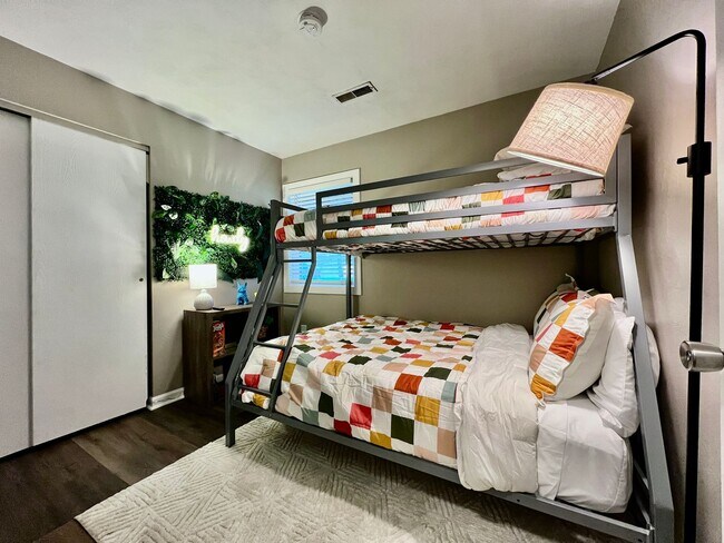 Building Photo - 3 BDR Ranch w/ Fenced yard, laundry, garage + more