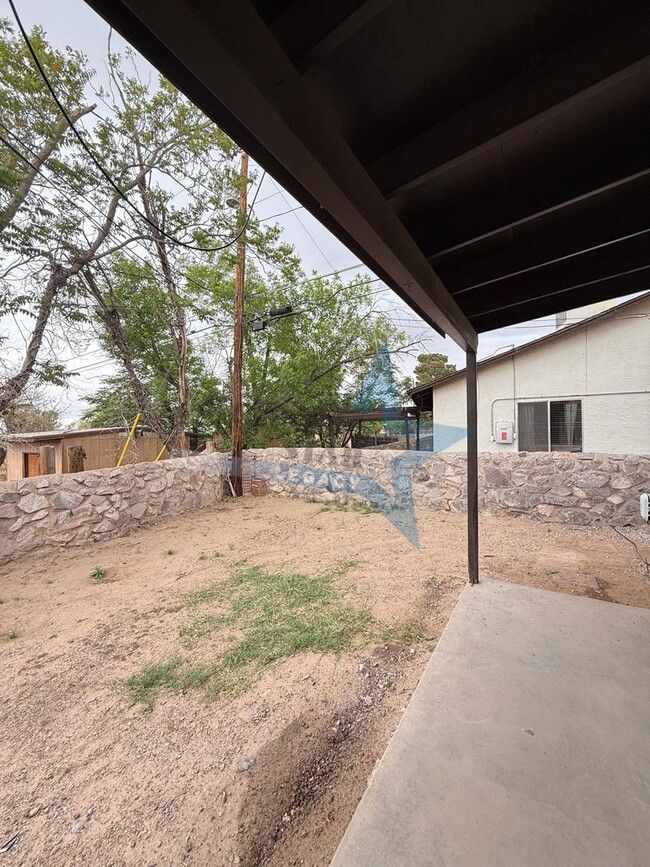 Building Photo - 2 bed townhouse w/garage and enclosed yard!