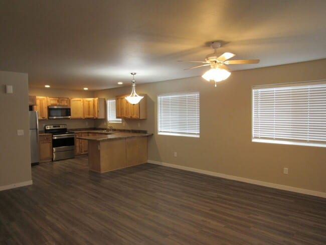 Building Photo - Nearly New 2bd/1ba Apartment w/washer/dryer included!