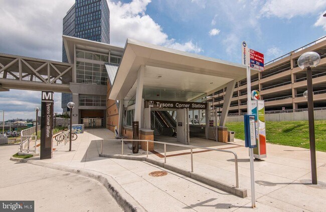 Building Photo - 7621 Provincial Dr