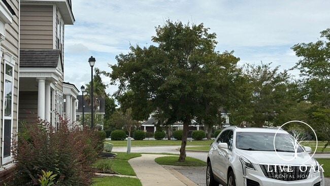 Building Photo - SUMMER MOVE-IN SPECIAL: $500 OFF 1st MONTH...