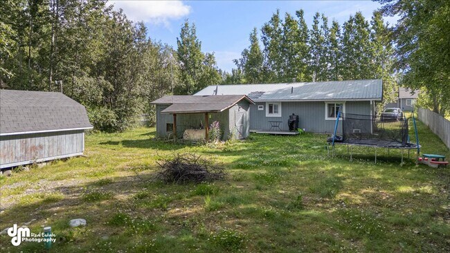 Building Photo - Cozy 3 bedroom 2 bath home w/ fully fenced...