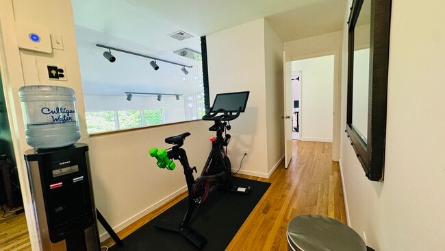 Building Photo - 96 Old Pascack Rd