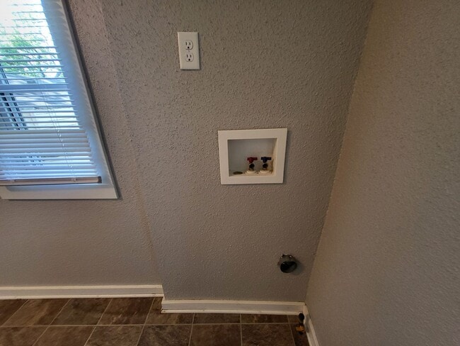 Building Photo - 1 Bedroom home with garage!