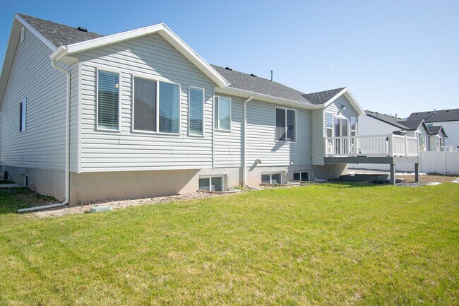 Building Photo - 289 W 2280 N