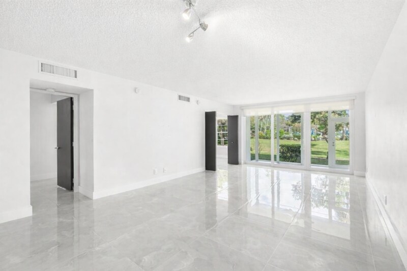 Building Photo - 500 Oaks Ln